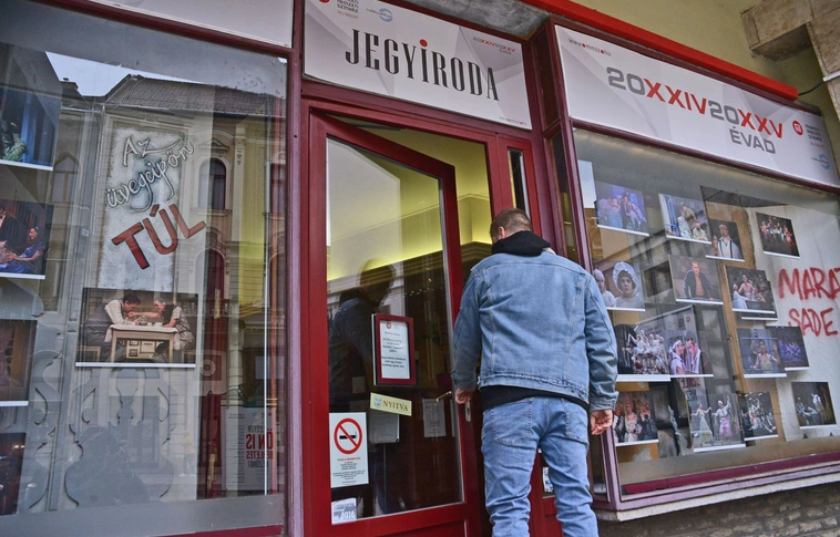 bérletvásárlás a jegyirodában