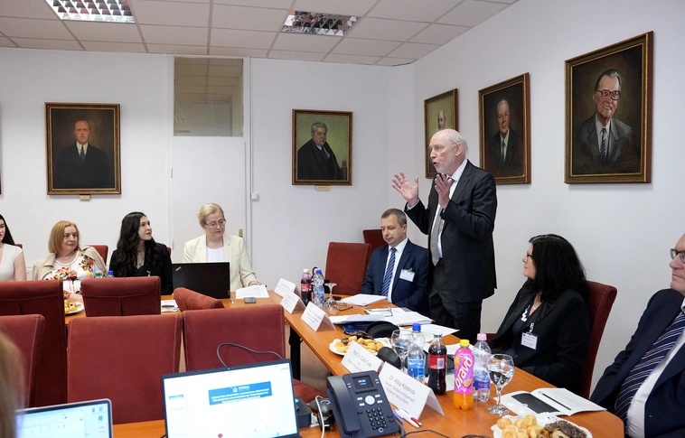 Prof. Dr. Gerhard Dannecker, a Heidelbergi Egyetem professzora, jobbra Prof. Dr. Csák Csilla, a Miskolci Egyetem Állam- és Jogtudományi Kara dékánja.