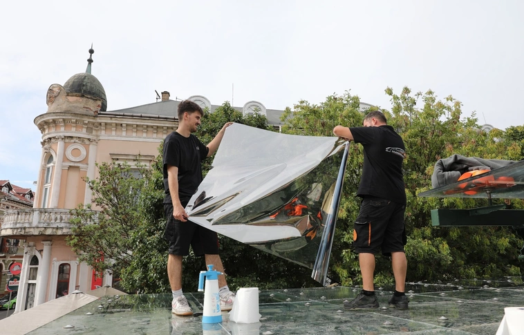 Fóliát raktak a buszmegálló tetejére
