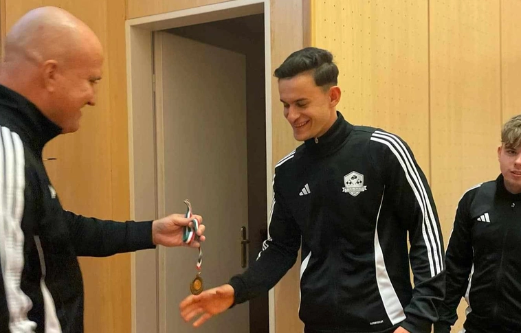 Friedl Csaba, a bírók sportegyesületi elnöke érmet ad át Fotó: magánarchívum