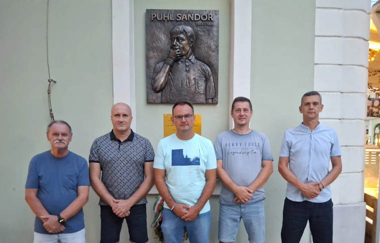 Az MLSZ vármegyei játékvezető bizottsága elnökségi tagjai Puhl Sándor emléktáblája előtt Fotó: magánarchívum