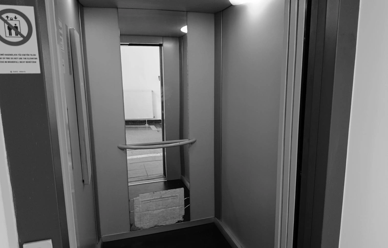 Liftben támadt az idős asszonyra