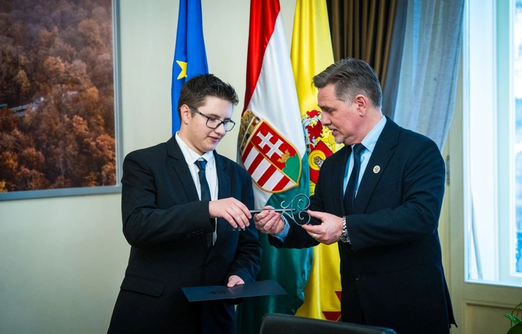 Szombaty Benedek Miskolc diákpolgármestere és Tóth-Szántai József, Miskolc polgármestere. Fotó: Horváth Csongor