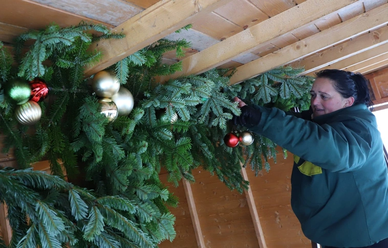 Adventi bódé építése Miskolc belvárosában. Fotó: Mocsári László