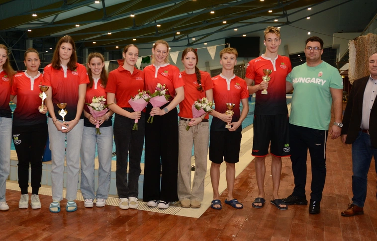 Balról: Hölcz Péter, Miklós Janka, Fazekas Dorka, Kárpáti Luca Sára, Fogarasi Janka, Bánhegyi Brigitta, Vécsei Réka, Tóth Zengő Katalin, Juhos Patrik, Doszpoly Zsombor, Sajgó László és Illyés Miklós a Kemény Dénes Városi Sportuszodában Fotó: Kamarás Péter