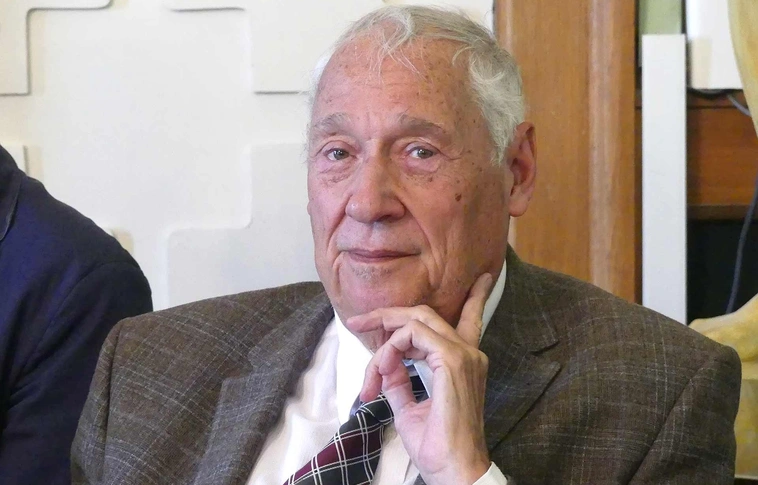 Prof. dr. Sárközy Tamás jogtudós, egyetemi tanár, egykori igazságügyi miniszterhelyettes tíz esztendős munkálkodása alatt rengeteget tett a honi jégkorongért. A tornán szereplők az emléke előtt tisztelegnek. Fotó: magánarchívum 