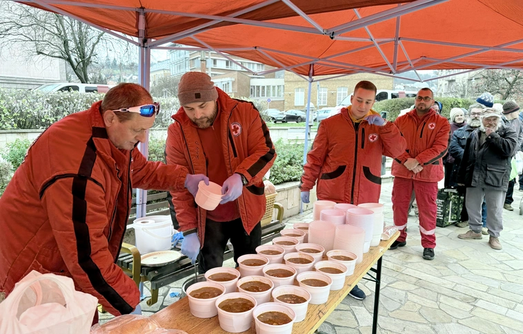 Ételosztás a Szinva teraszon