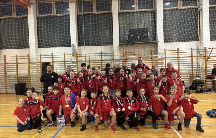 A DVTK és Bekecsi Birkózó Club csapatai a verseny végén. Fotó: magánarchívum