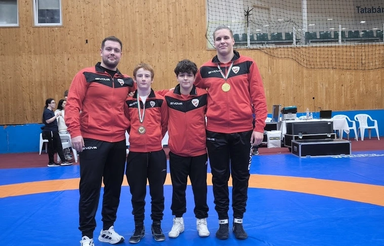 A DVTK-Miskolci Sportiskola különítménye Tatabányán. Balról Szabó Máté edző. Fotó: magánarchívum