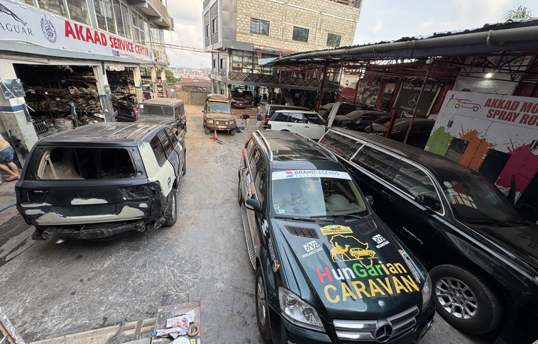 Halmi István és Garamvölgyi Zoltán teljesítette a távot, a barátaik autóját pedig szervizelik. Fotó: magánarchívum