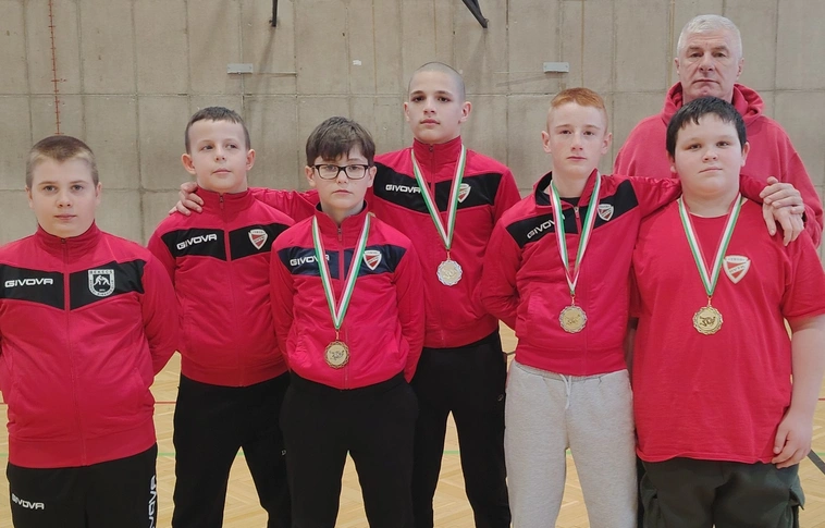 A DVTK-Miskolci Sportiskola csapata a verseny után Juhász Sándor edzővel. Fotó: magánarchívum