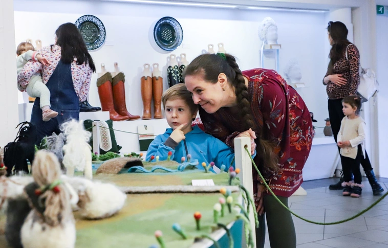 Babákat vártak édesanyjukkal a Miskolci Galériába. Fotó: Mocsári László