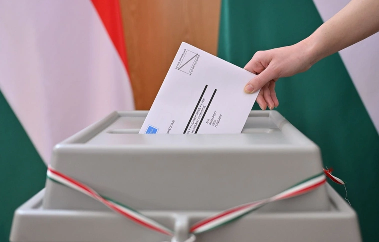 választás 2026 Szabadka, 2026. április 2. Leadja az április 12-i magyarországi országgyűlési választások levélszavazatát egy nő Magyarország szabadkai főkonzulátusán 2026. április 2-án. Levélszavazásra a magyarországi lakcímmel nem rendelkező magyar állampolgárok jogosultak. MTI/Molnár Edvárd