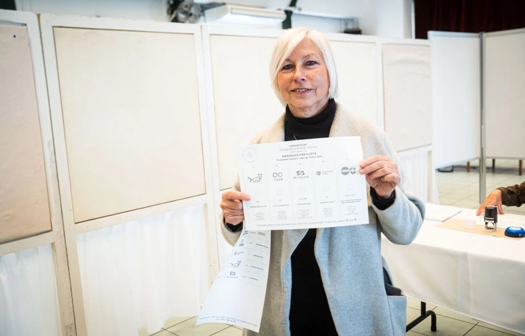Csöbör Katalin Alsózsolcán adta le szavazatát. Fotó: Horváth Csongor