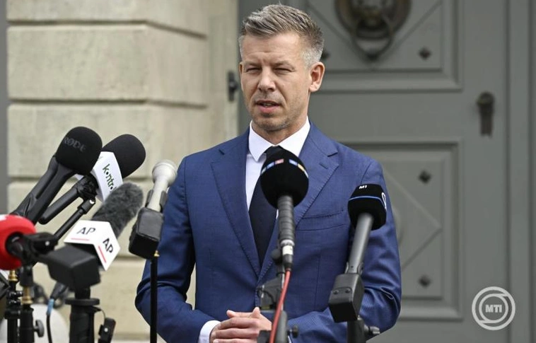 Magyar Péter, a Tisza Párt elnöke sajtótájékoztatót tart a Sándor-palota előtt, miután megbeszélést folytatott Sulyok Tamás köztársasági elnökkel 2026. április 15-én. Magyar Péter bejelentette, az államfő őt bízza meg kormányalakítással. MTI/Hegedüs Róbert