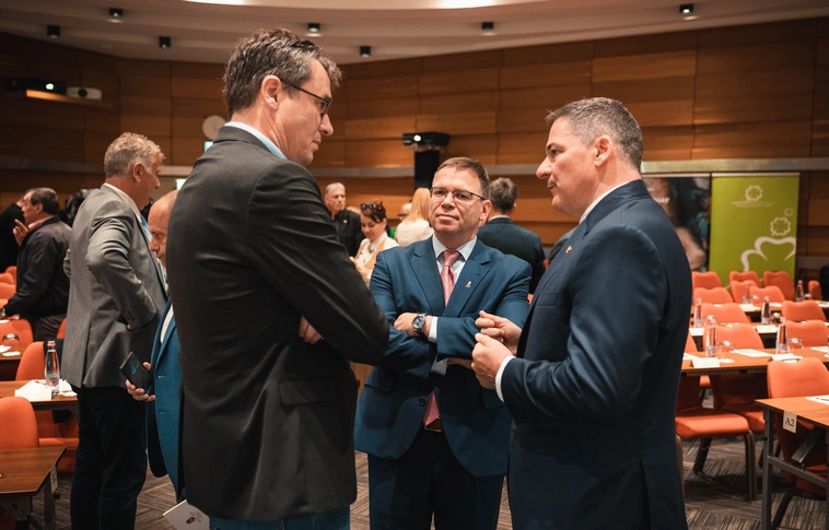 Karácsony Gergely, Budapest főpolgármestere, Fürjes Balázs, a NOB tagja és Gyulay Zsolt, a MOB elnöke (balról jobbra). Fotó: MOB/Bodaki Márk