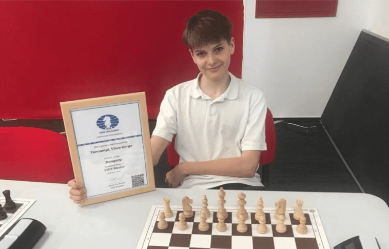 Turcsányi Vince is tologatta a figurákat Pardubicében. Fotó: magánarchívum
