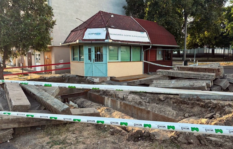 Ömlik a víz a csőből: vízszivárgás miatt bontották fel a Gofrizz előtti területet