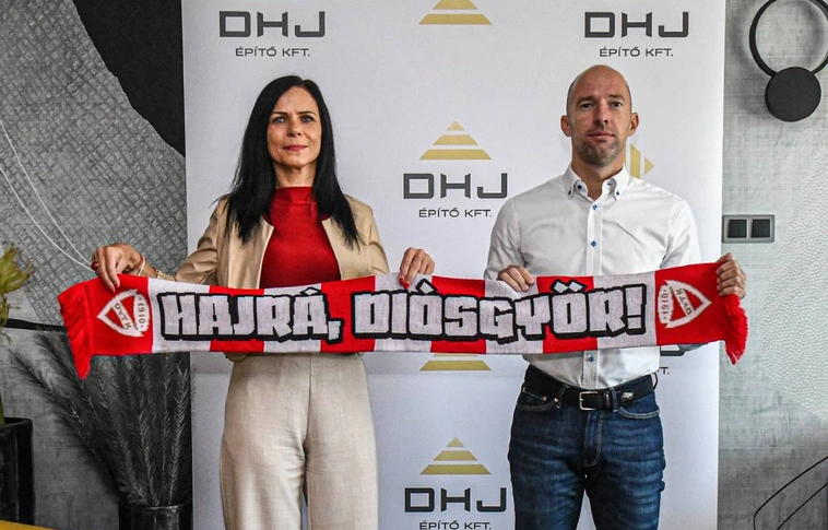 Szabó Éva sportigazgató és Hercsik Dávid, a DHJ Építő Kft ügyvezetője. Fotó: DVTK 