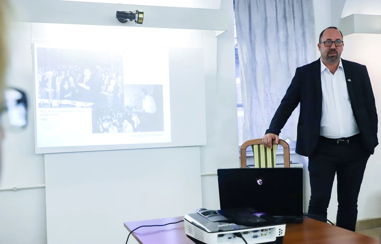 Dr. Kis József az 1956-os forradalom és szabadságharc miskolci napjairól tartott előadást a Feledy-házban. Fotó: Mocsári László