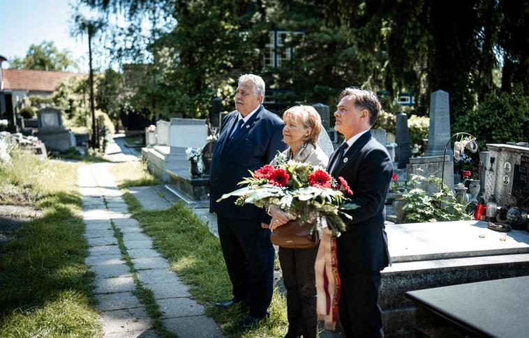 Megkoszorúzták a korábbi polgármesterek sírjait