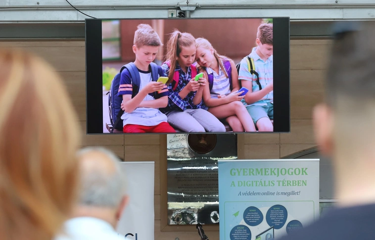Gyermekjogok a digitális térben - kiállítás az egyetemen
