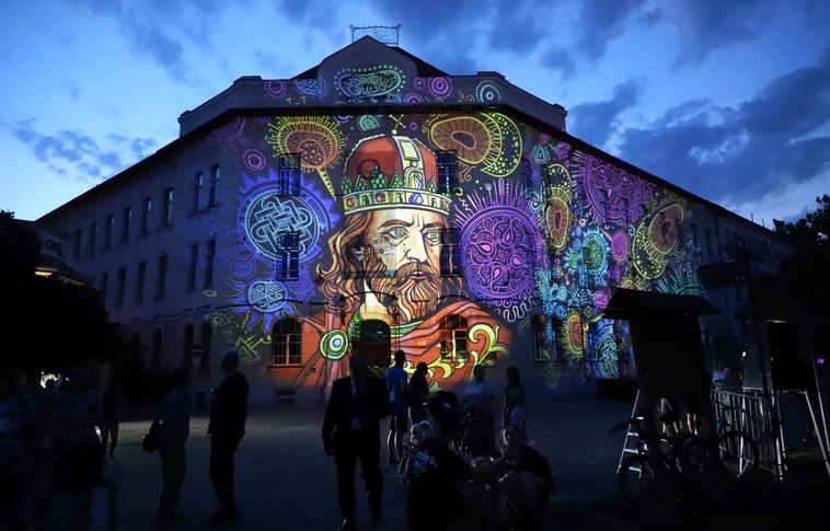 Felvonulás és Tündöklő fényjáték a Hősök terén