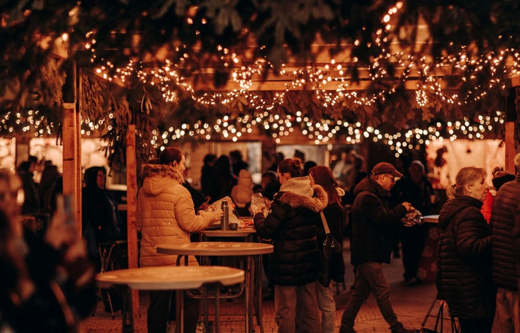 Adventi fények jégpályával