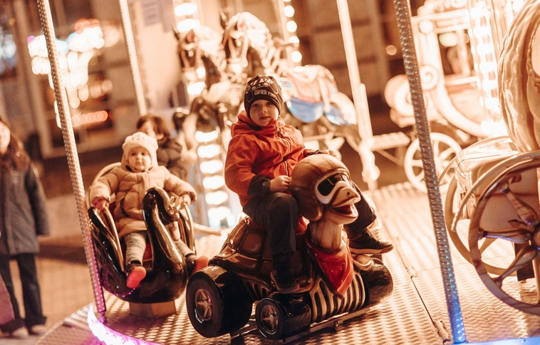 Adventi fények jégpályával