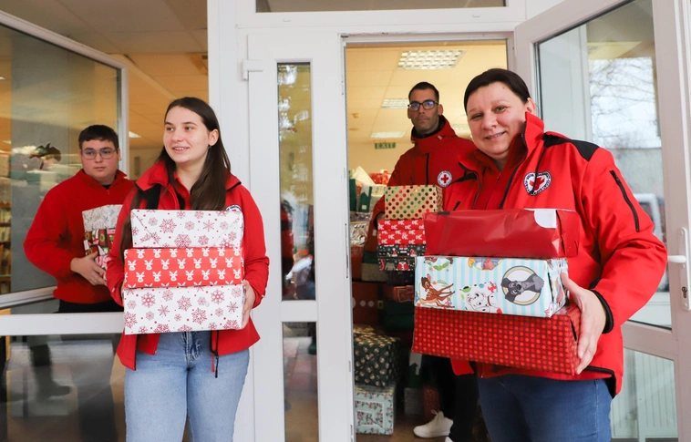 Kormányhivatali "cipősdoboz"-átadó
