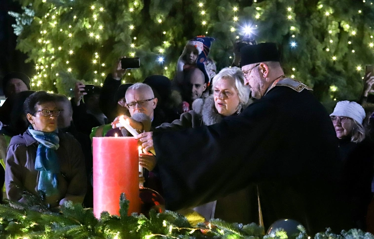 Adventi gyertyagyújtás a Szent István téren