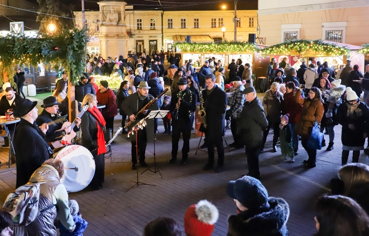 Adventi gyertyagyújtás a Szent István téren