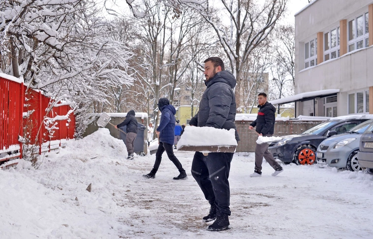 Középiskolások havat lapátolnak