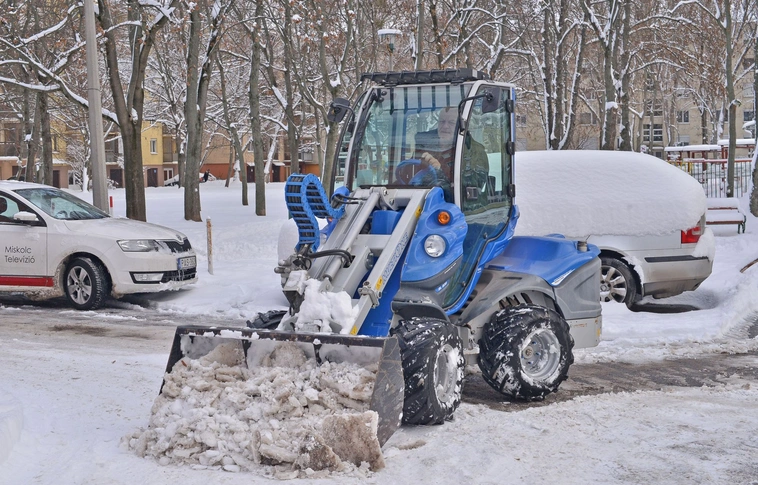 Középiskolások havat lapátolnak