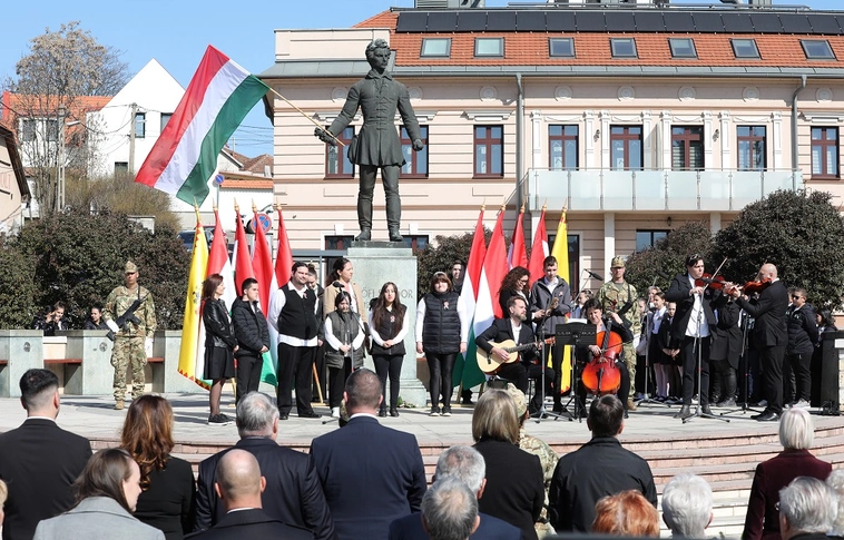 Március 15-ei megemlékezés a Petőfi téren