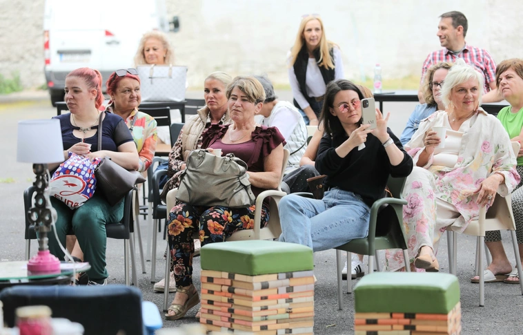 Női klub a Csengey-kertben