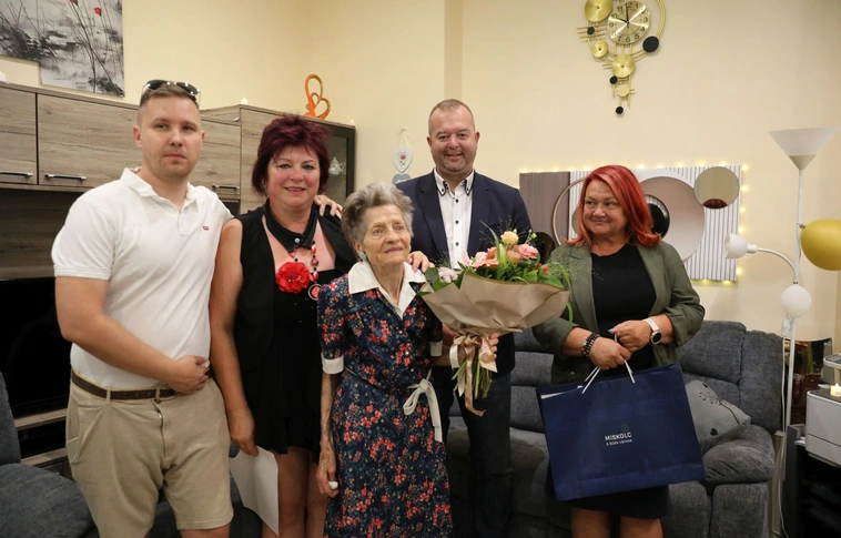 Vízi Lászlóné születésnapi köszöntése