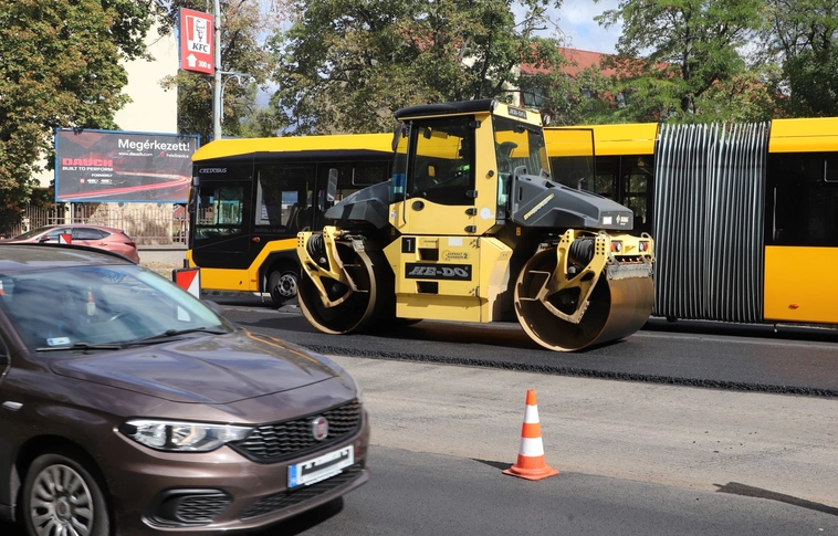 26-os út belső sáv aszfaltozása