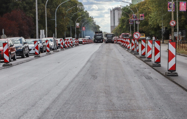26-os út belső sáv aszfaltozása