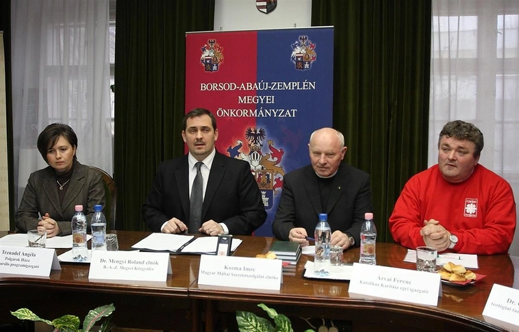 Adományátadás az árvízkárosultaknak a megyeházán