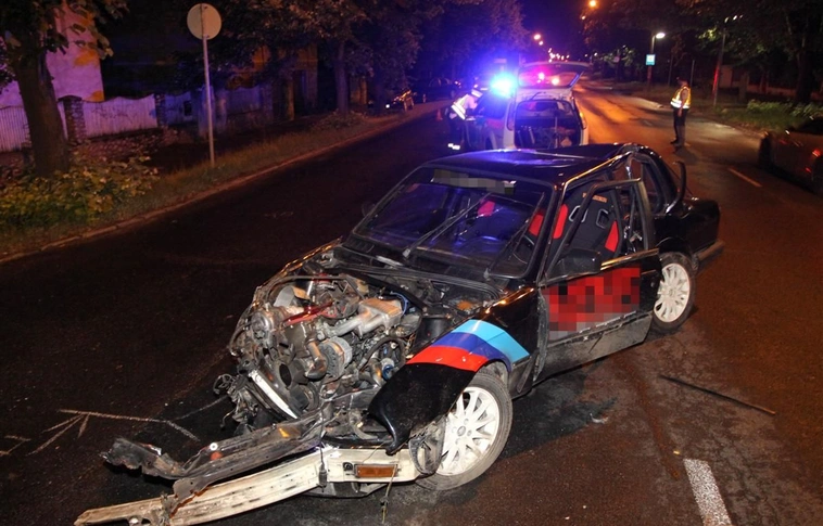 Fának csapódott a BMW a Csabai kapuban
