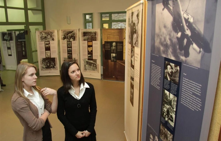 Anna Frank - történelem a mának című kiállítás a Diósgyőri Gimnáziumban