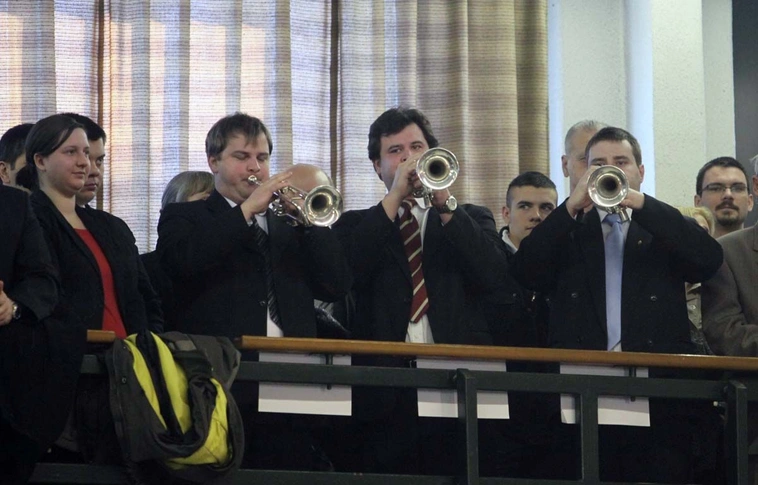 A műszaki karok diákjai kaptak diplomát a Miskolci Egyetemen