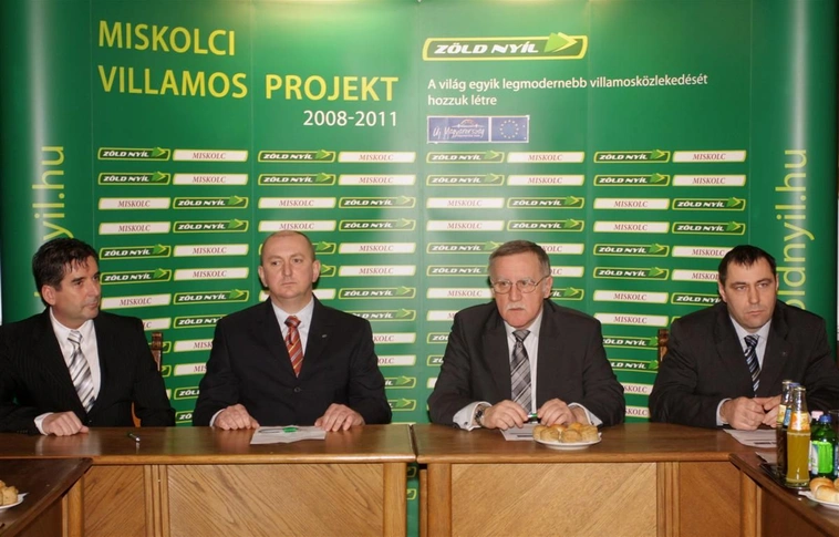 Szerződéskötés a Zöld Nyíl Villamosprojekt pálya tenderének győztesével a városházán
