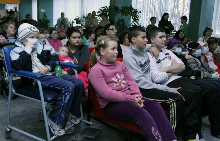 Bábelőadást és ajándékokat hozott a Mikulás a GYEK-be