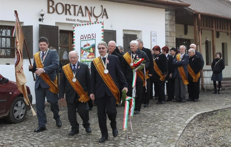 A Miskolczi Pincék Asztaltársasága koszorúzása az Avasi temetőben