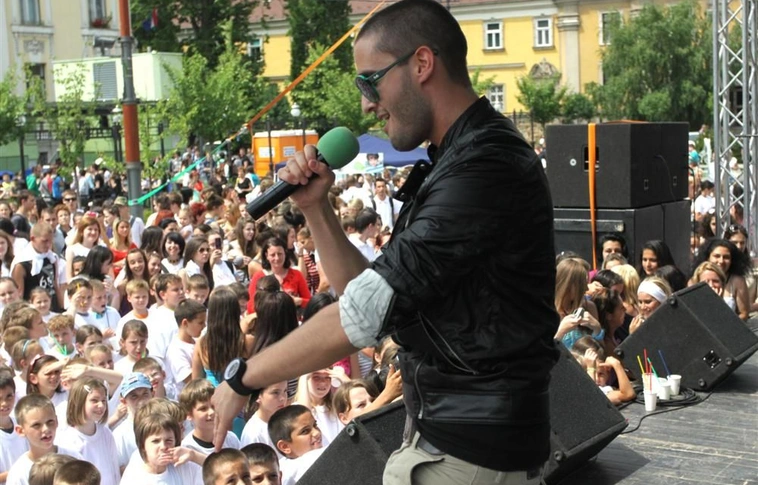 Csapvíz ivó Guinnes-rekordkisérlet a Hősök terén
