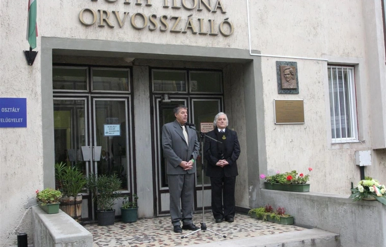 Koszorúzás Tóth Ilona emléktáblájánál