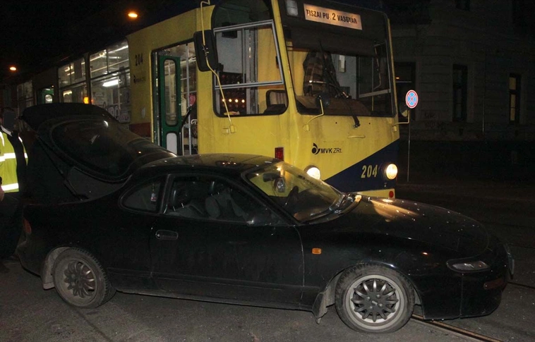 Autó ütközött villamossal a Hunyadi utcán