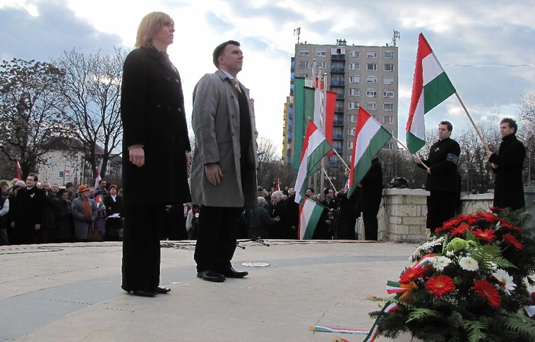 A jobb oldal koszorúzása